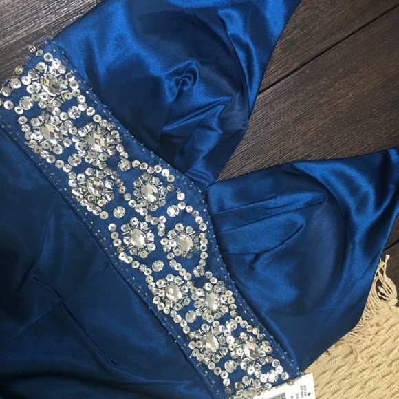 Formal dress - Picture 2 of 5